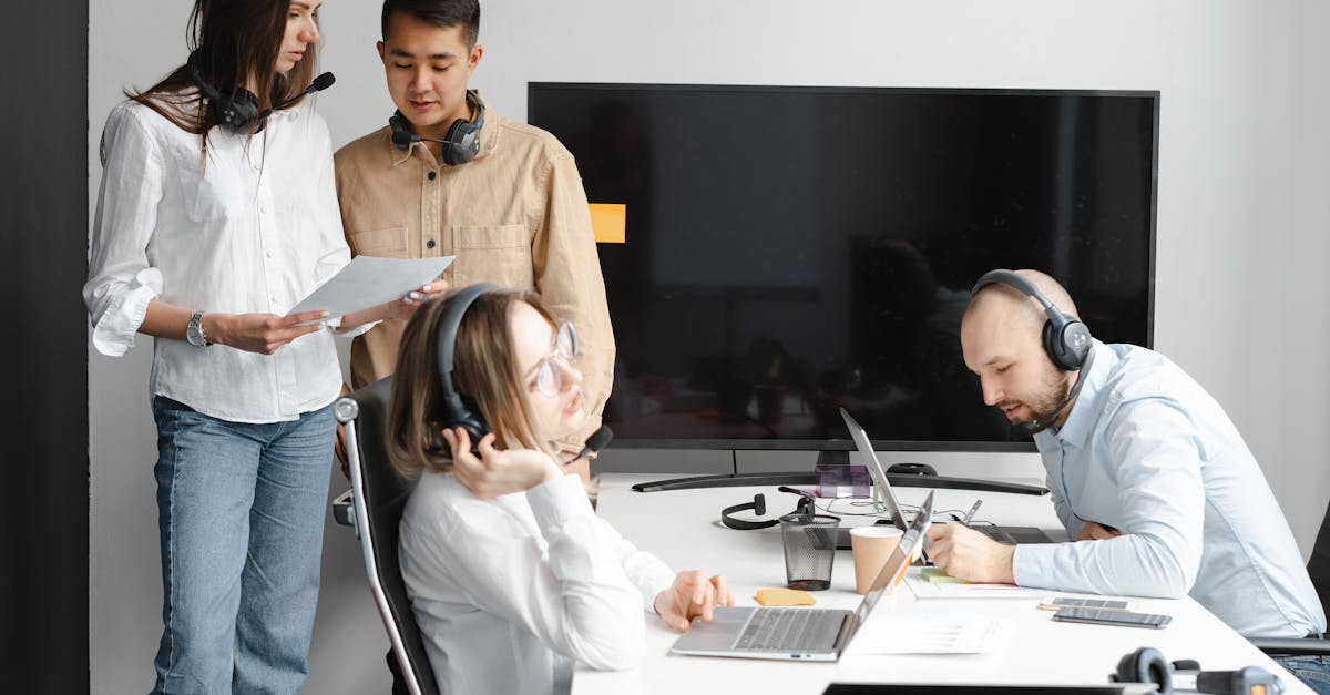 如何在游戏开发者和技术支持辅助制造者之间建立更加平等和理性的协商机制?